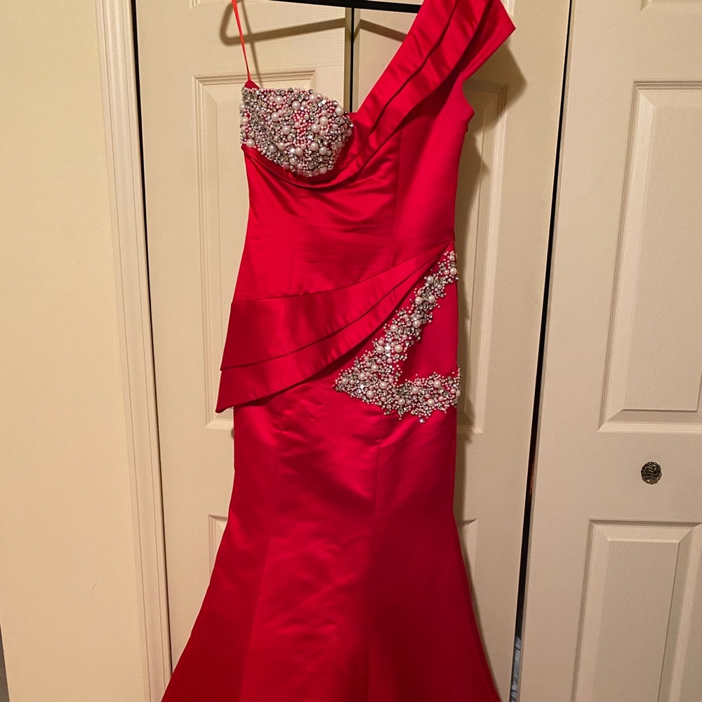 Red Trumpet Evening Formal Prom Dress - Designer:Ashley Lauren - Size 6